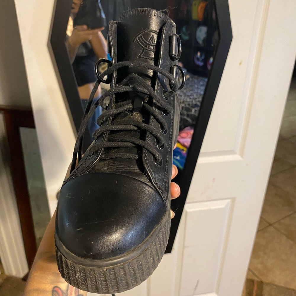 Strange cvlt chessla shoe.